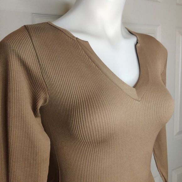 Aura fitted seamless split V-neck top sz M/L - Picture 2 of 7